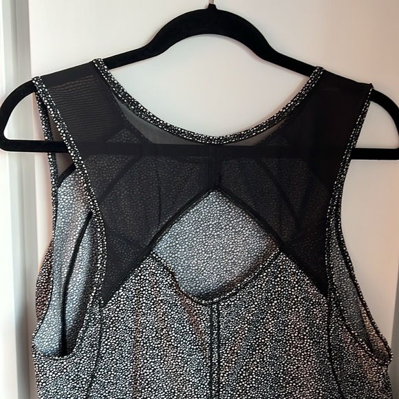 Adorable sleeveless top from lululemon - Picture 3 of 4